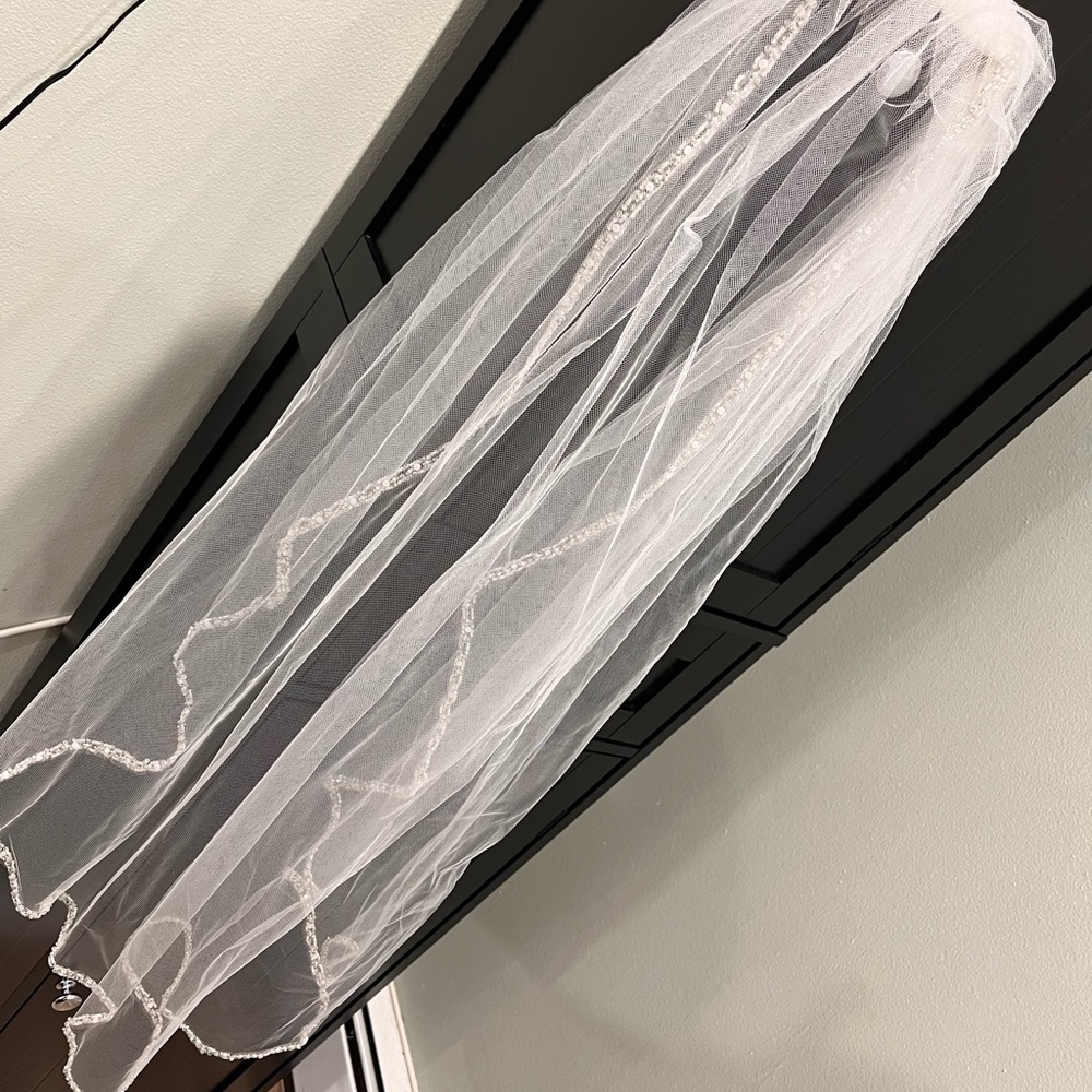 Bridal Veil- Like new! Mid Back length